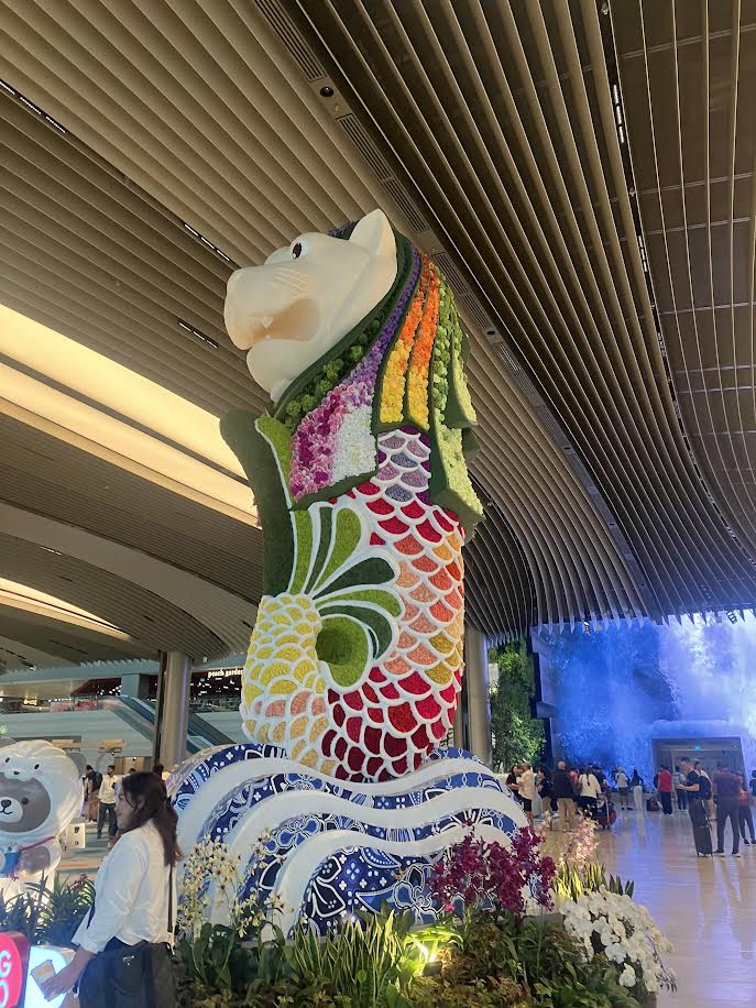 チャンギ空港内のカラフルなマーライオン
