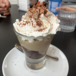 グラスに入ったコーヒームースのデザート