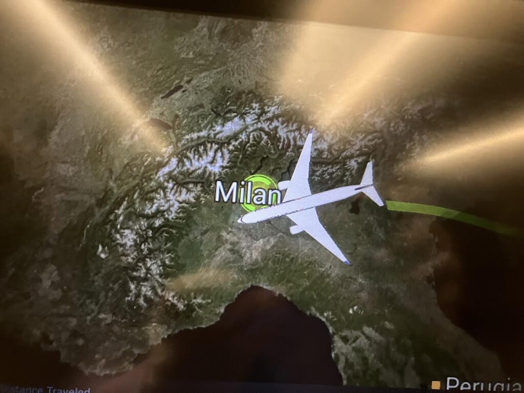 ミラノに到着前の、機内ディスプレイ