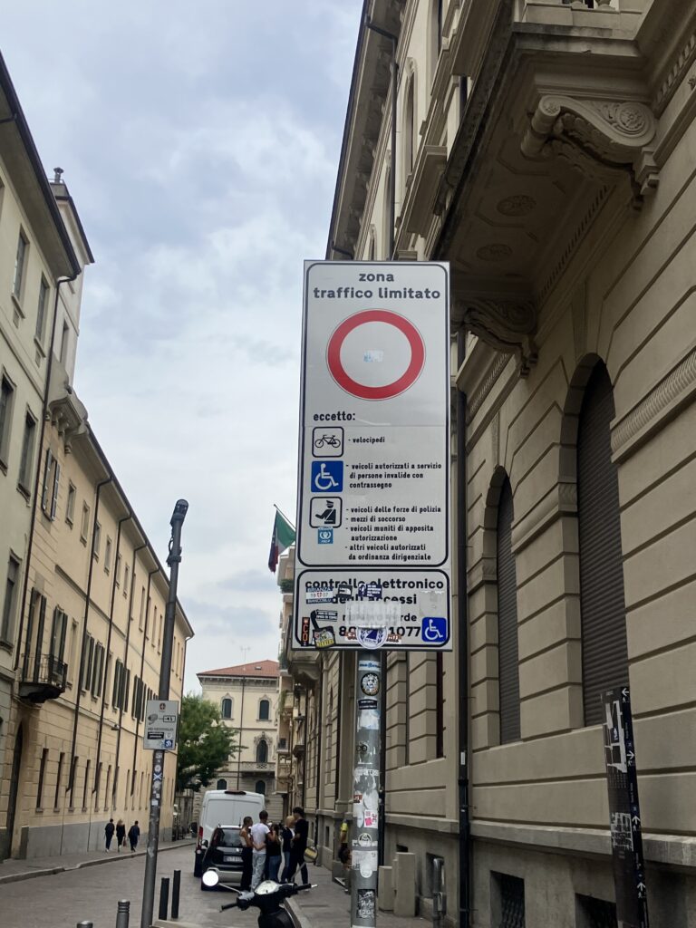 イタリアの道路標識。立ち入り禁止区域ZTL