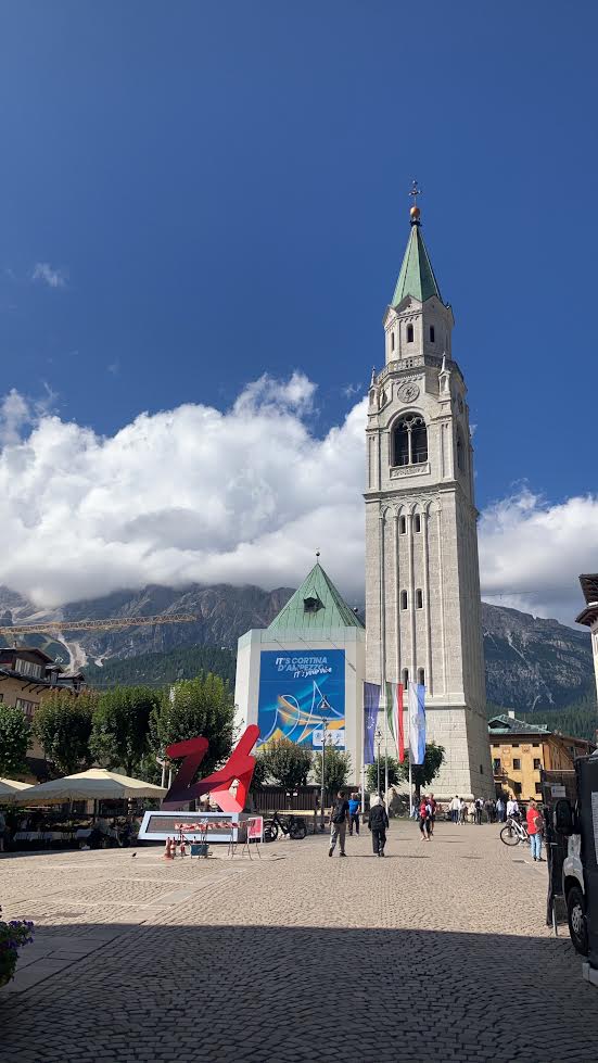 コルティナ・ダンペッツォの街。コルティナ大聖堂の鐘楼