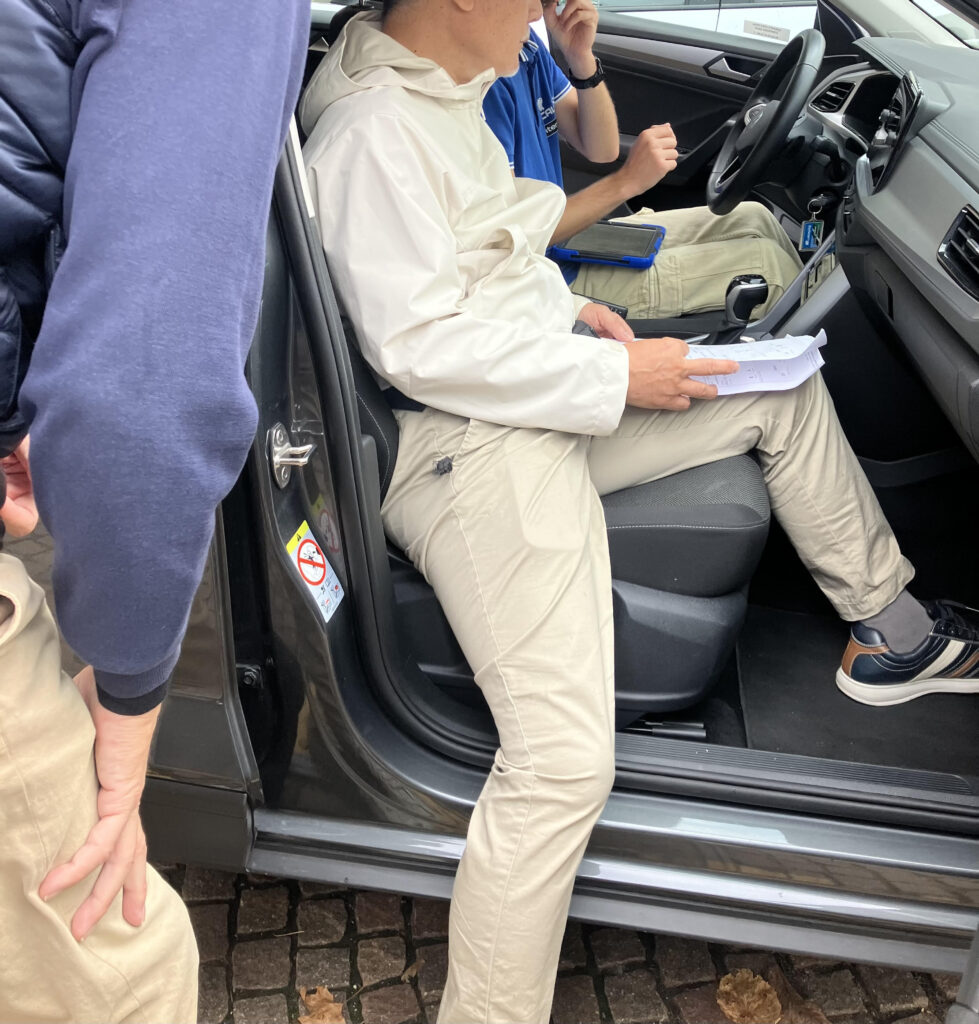 レンタカーにナビを設定中