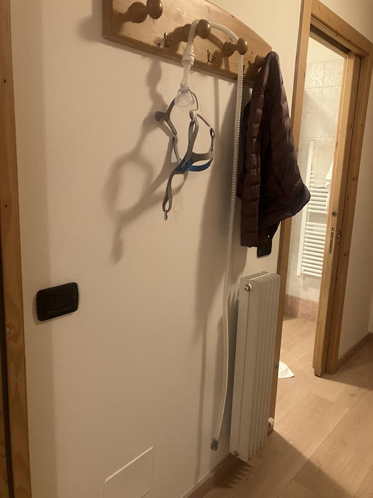 壁にかけているCPAP