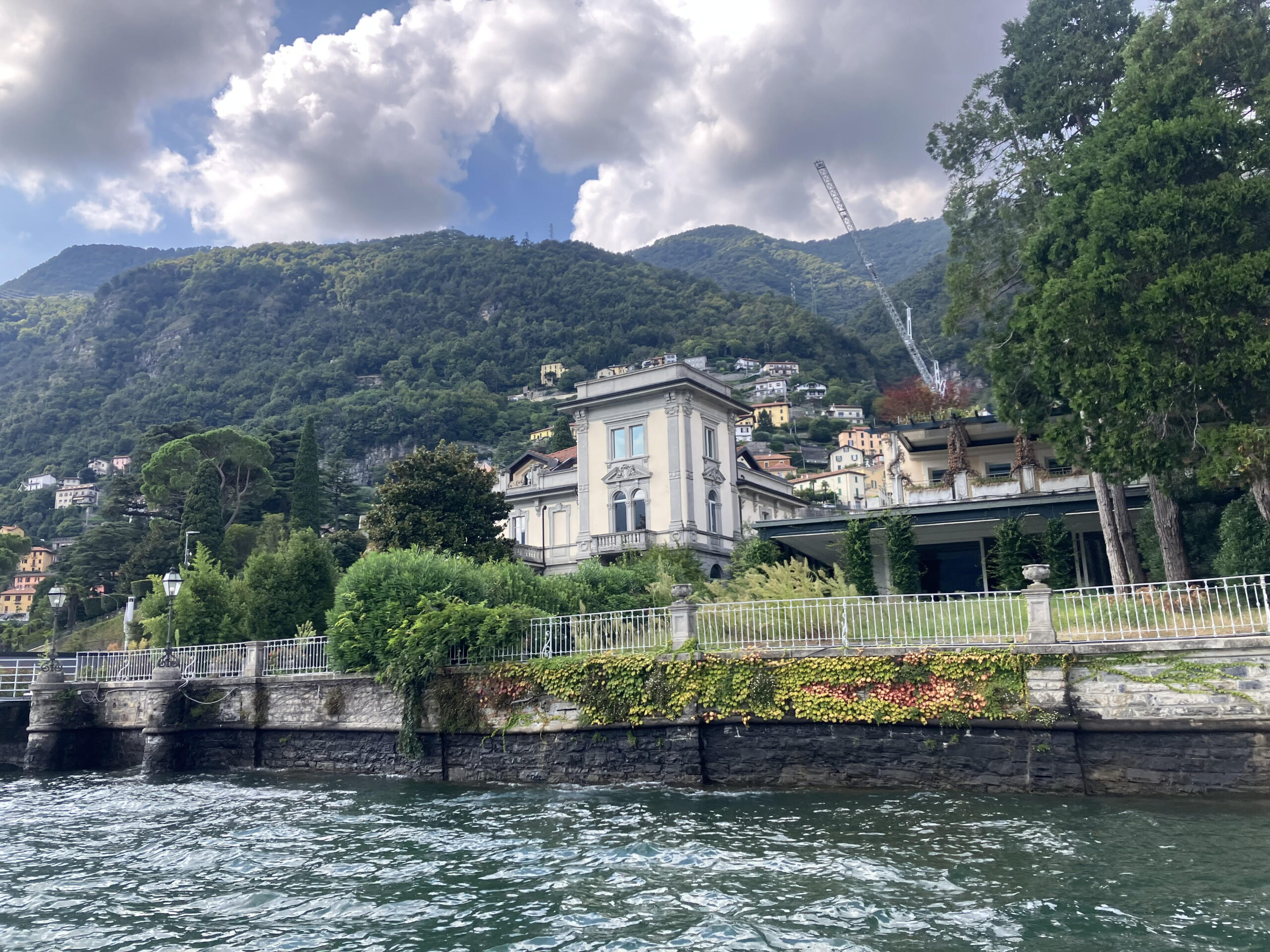 コモ湖から見える豪邸