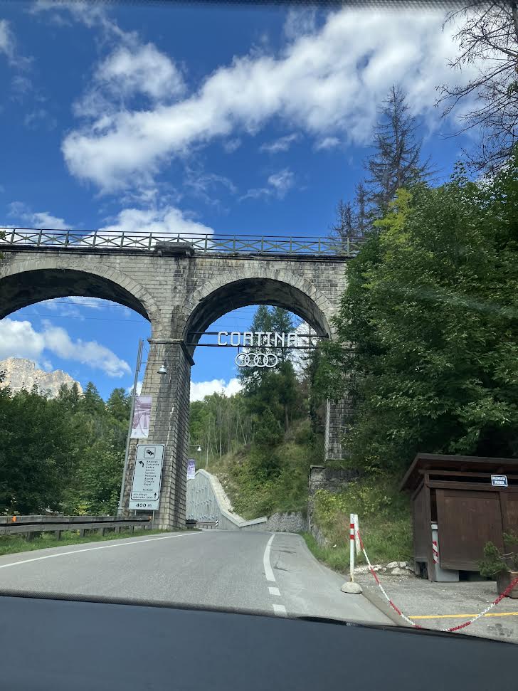 コルティナ・ダンペッツォの街の入り口ポの高いアーチ