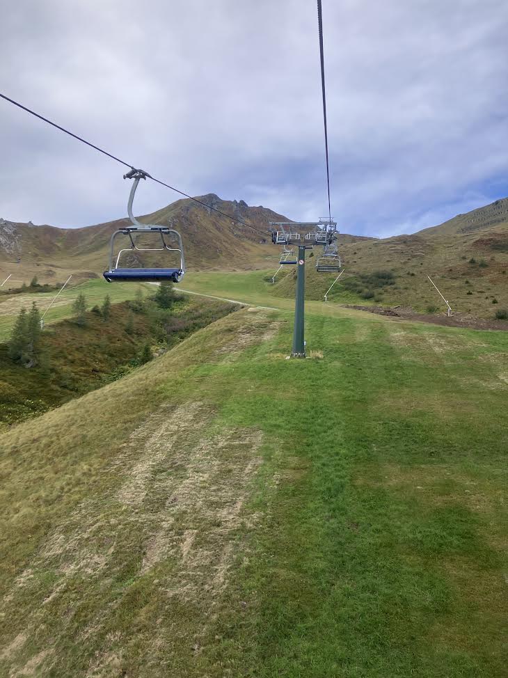 山の上、リフト