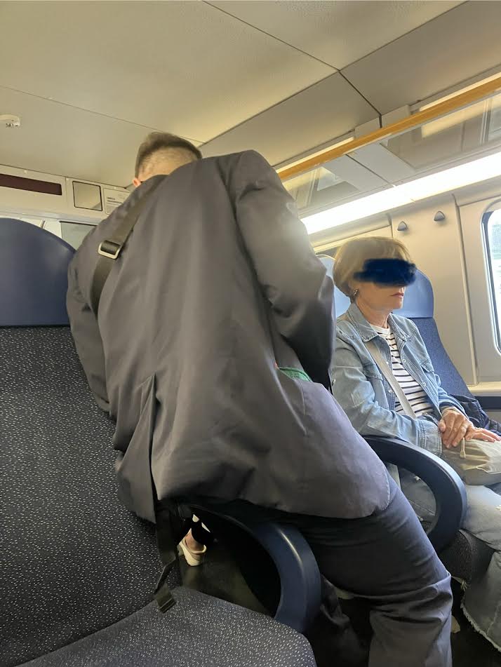 イタリアの電車内の風景