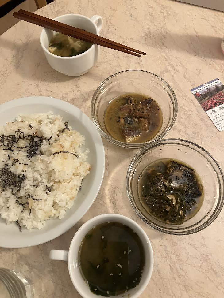 ご飯、イワシの煮物、みそ汁、塩昆布
