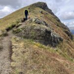 尾根を昇る後ろ姿