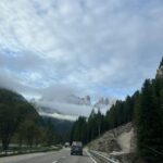 イタリアの道路を走る自動車