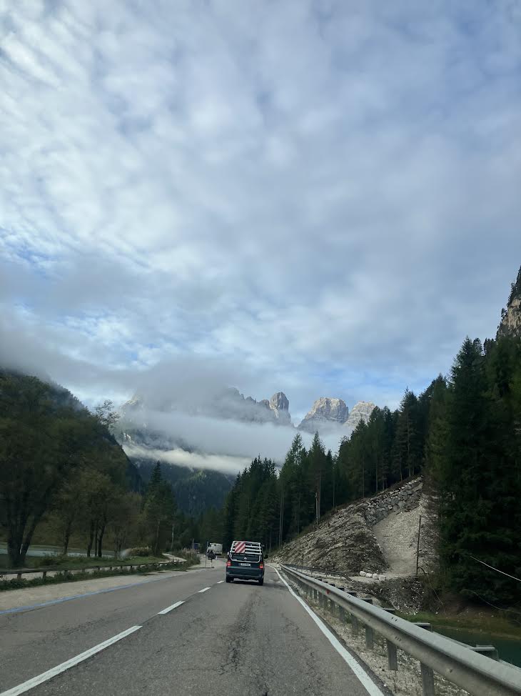 イタリアの道路を走る自動車