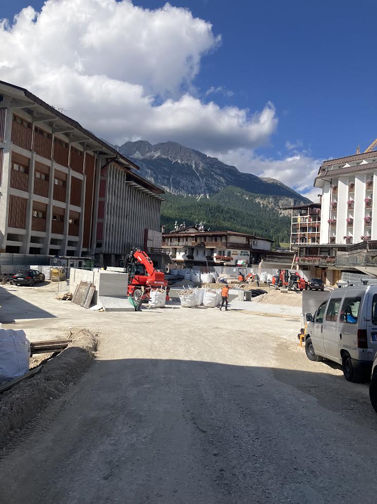 オリンピックに向けて工事中のコルティナ・ダンペッツォの街。