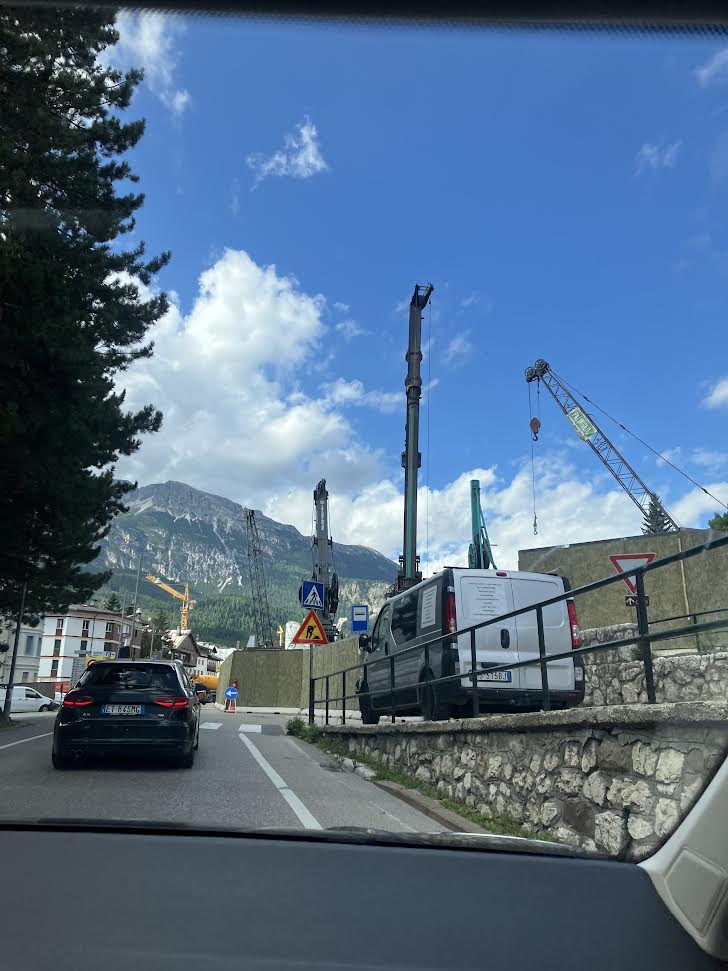 コルティナ・ダンペッツォの街はオリンピックに向けた工事があちこちでおこなわれていた