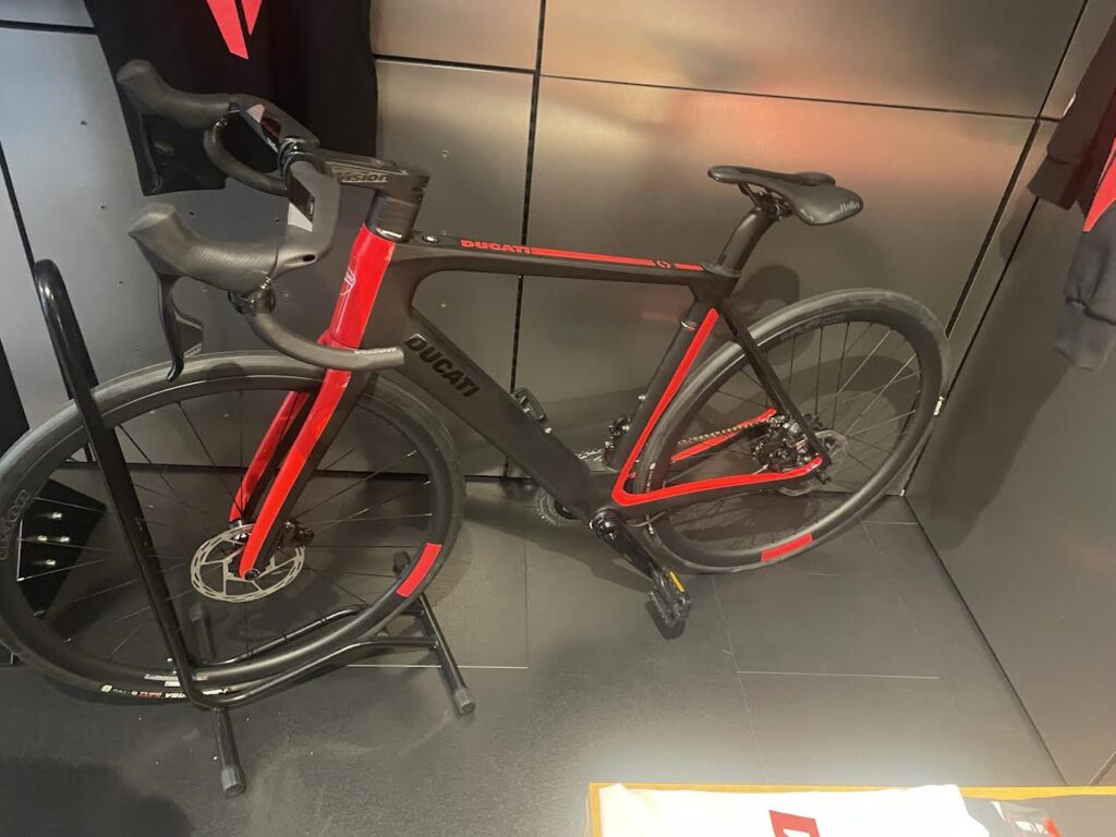 ドウカティ店内の自転車