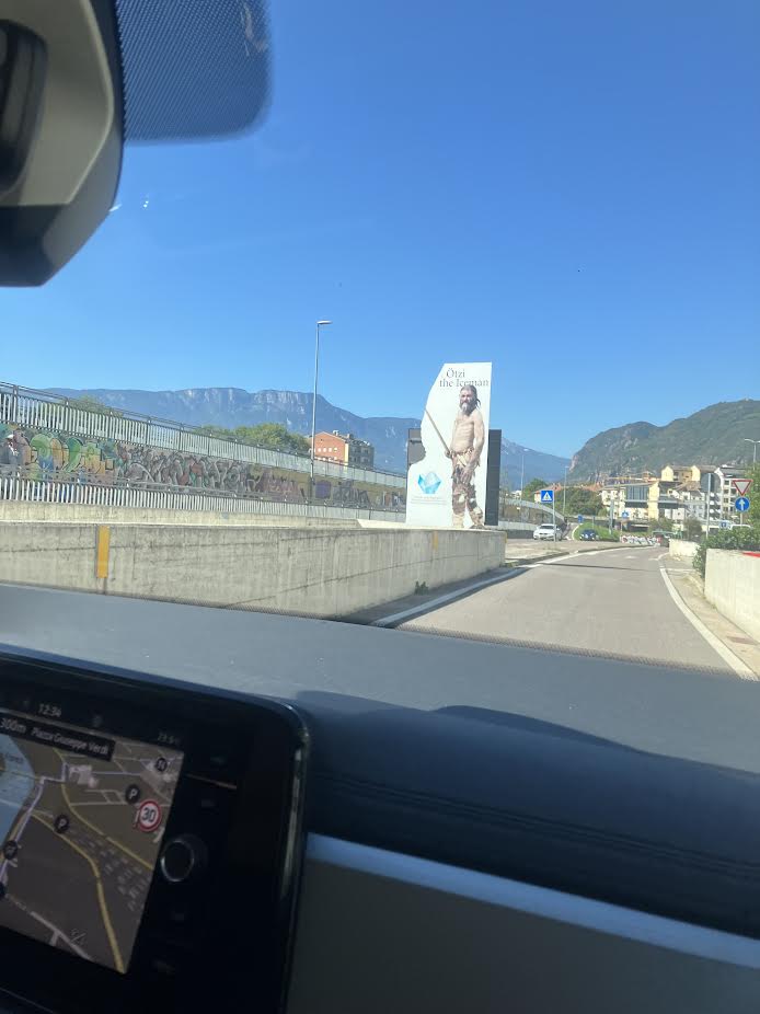 ボルツァーノ郊外。アイスマンの看板