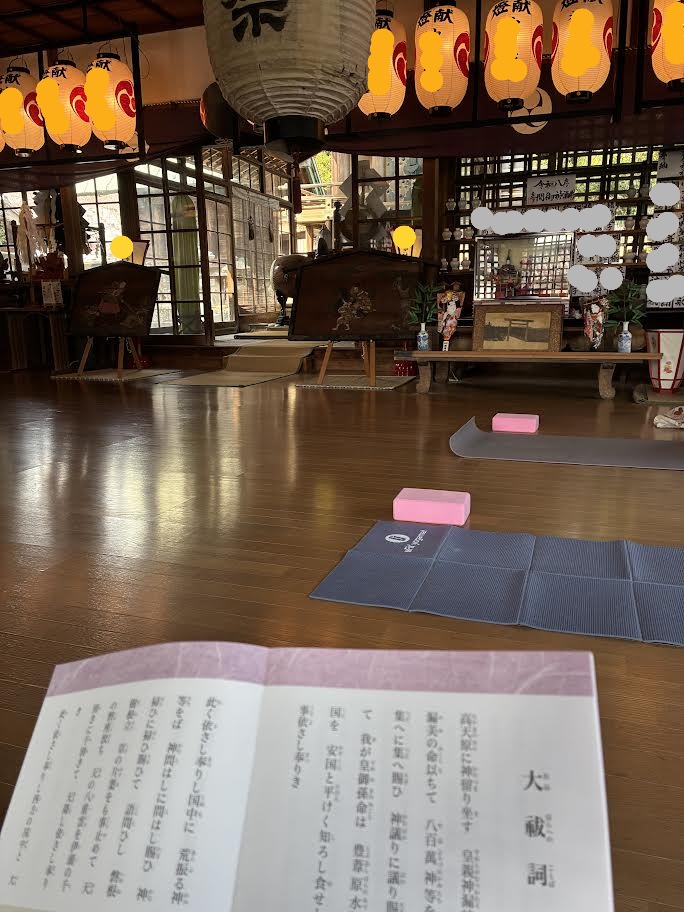 神社の拝殿でヨガの前にお祓いをうける