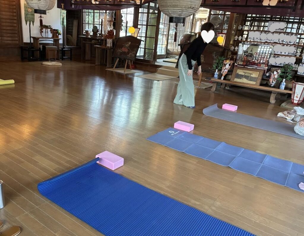 拝殿で、ヨガの準備中