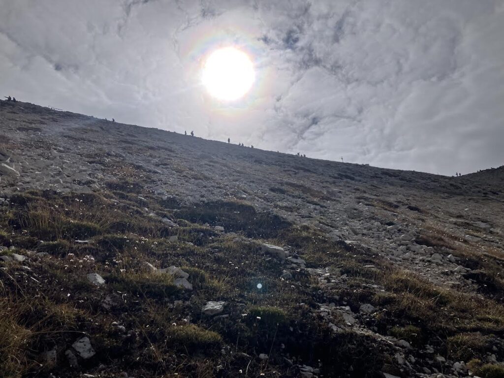 トレチーメ101のトレッキングルートをあるくひとたち