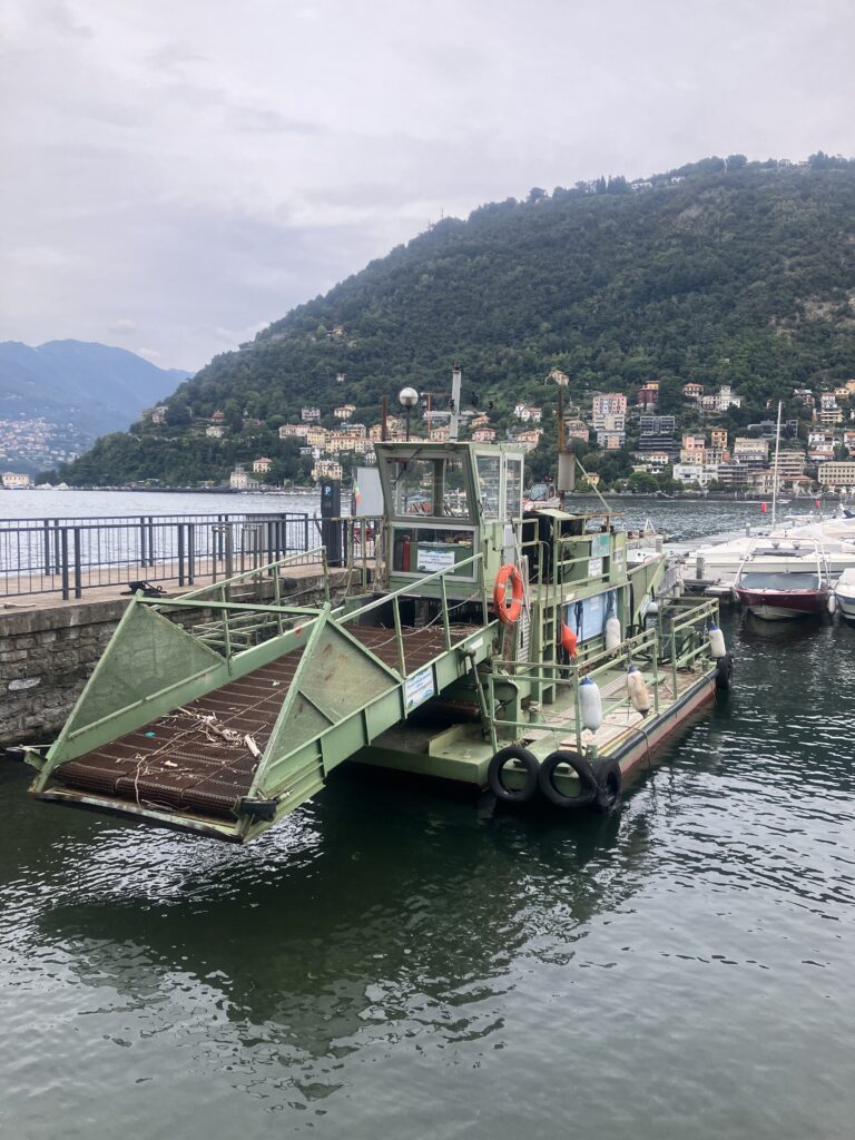 コモ湖のゴミを掃除する舟