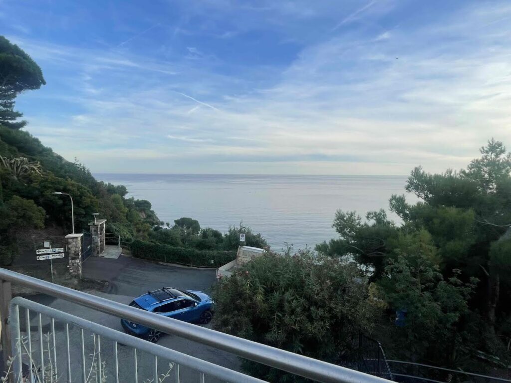 高台に建つホテルからビーチを見下ろす