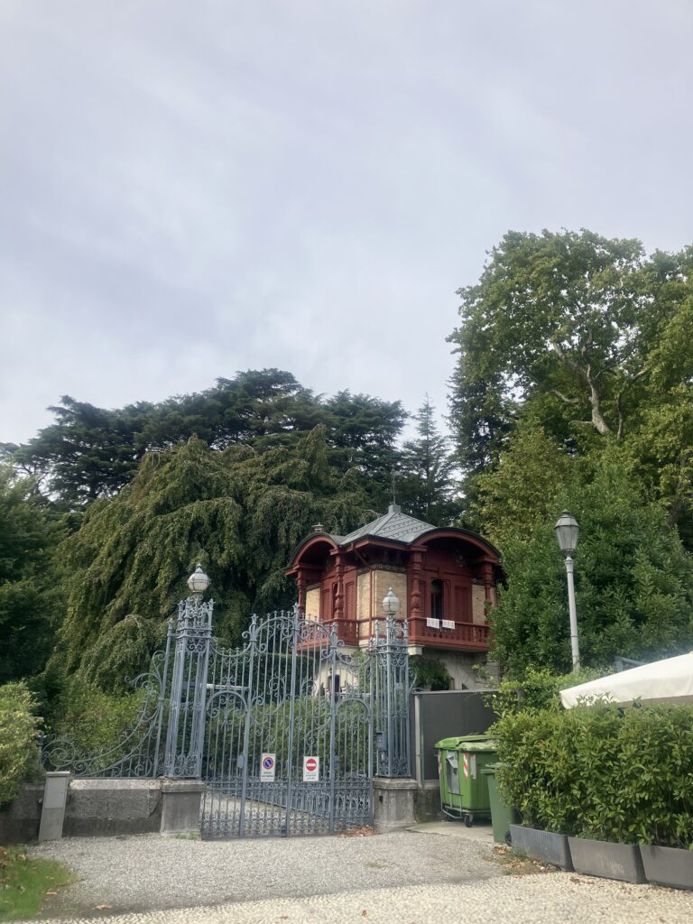 ヴィラ・デステの中に立つ管理人の住宅