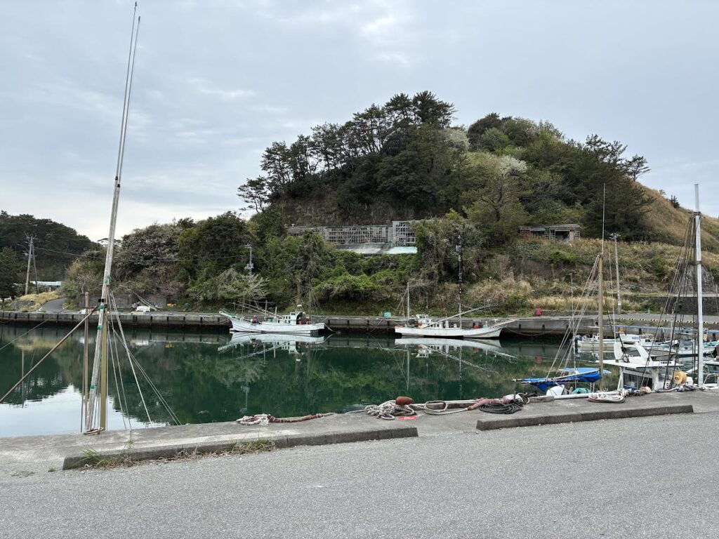 穏やかな漁港の風景