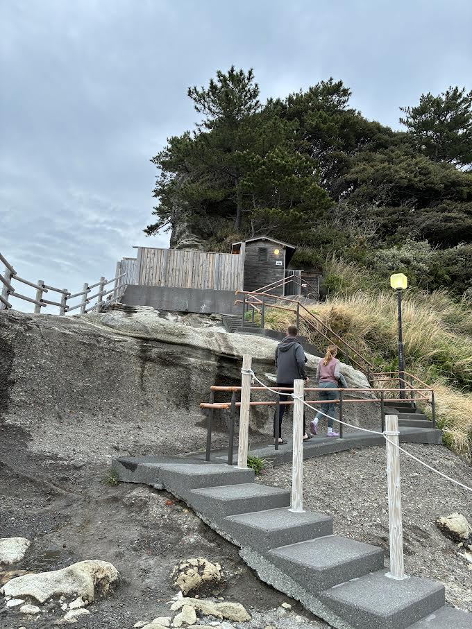 温泉の小屋に上がっていく外国人観光客