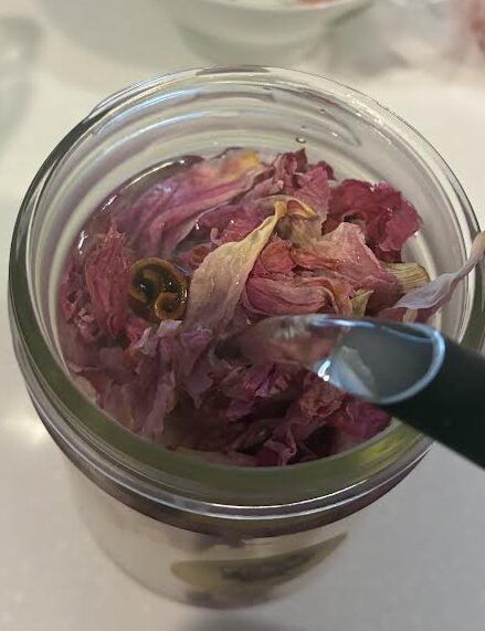 コーディアルシロップにお湯を注ぐ