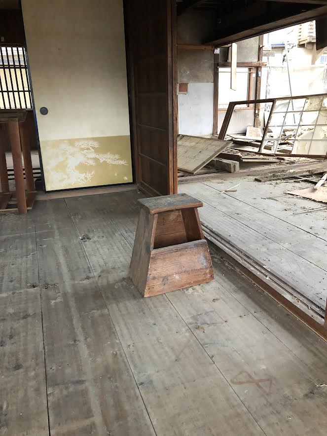 解体中の家の中にポツンと残された踏み台