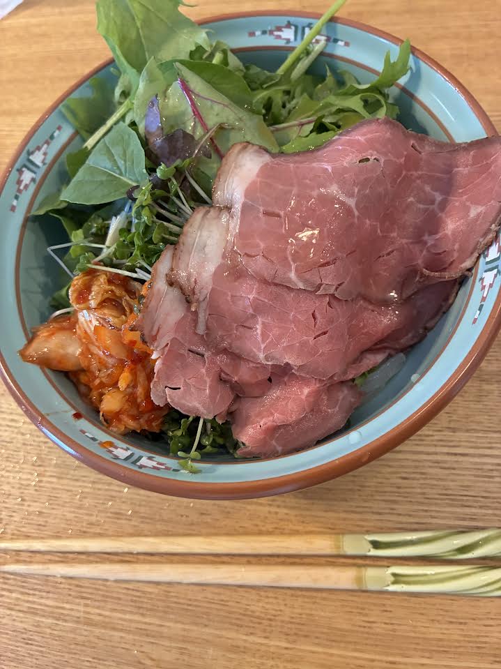 ﾛｰｽﾄﾋﾞｰﾌをのせた冷麺