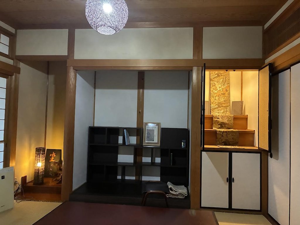 出来上がった空間。ここに宿の紹介や、素敵な美術書を飾りたい♡