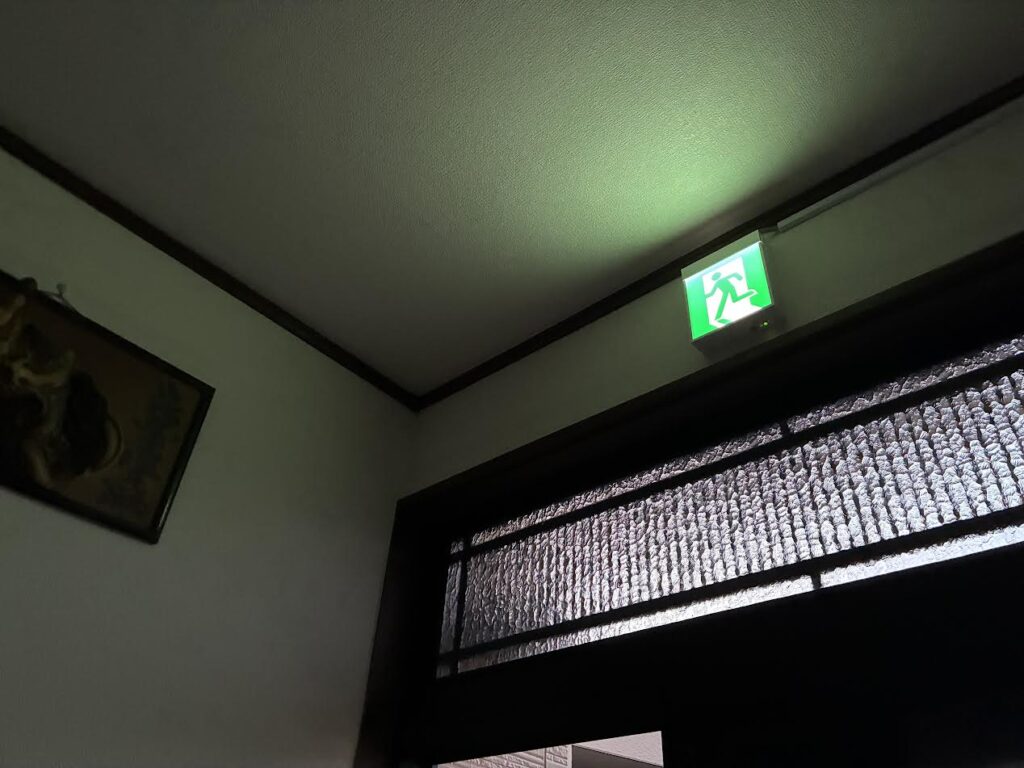消防工事でつけてもらった物の一つ。非常口のサイン